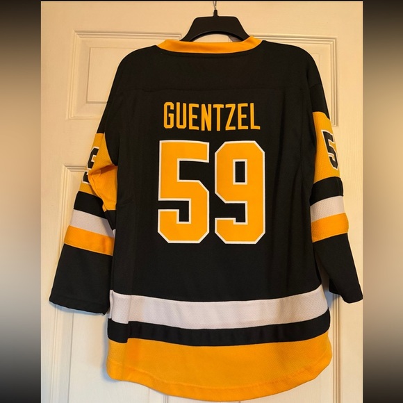 Pittsburgh Penguins Jake Guentzel Jersey – Youth L/XL – Black & Yellow NHL - Picture 4 of 4